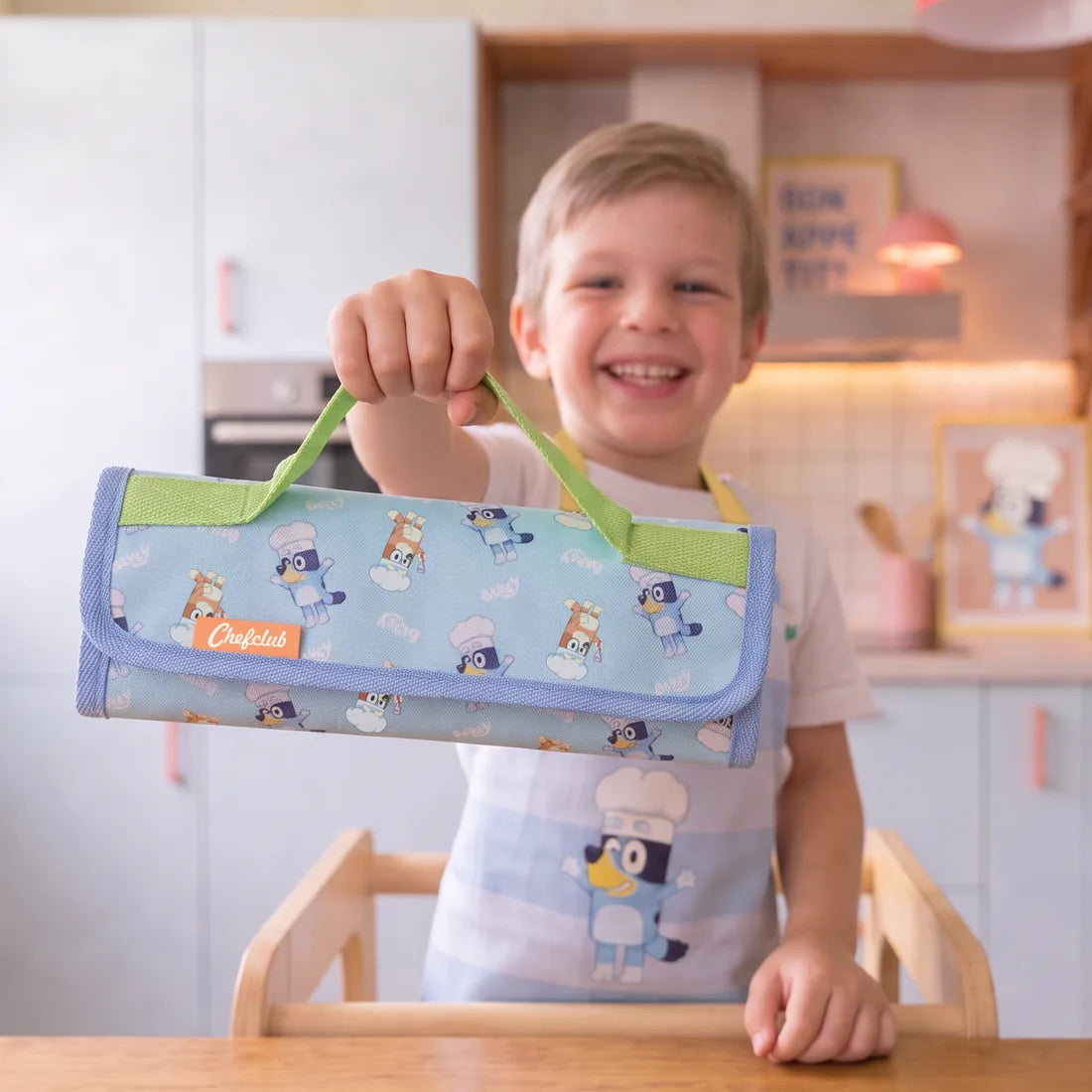 Enfant avec la trousse