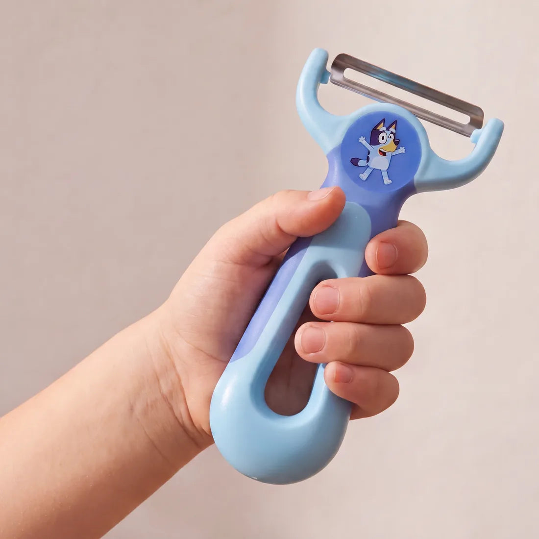 Enfant avec l'éplucheur