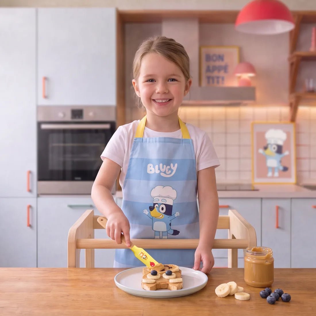 Enfant avec les ustensiles